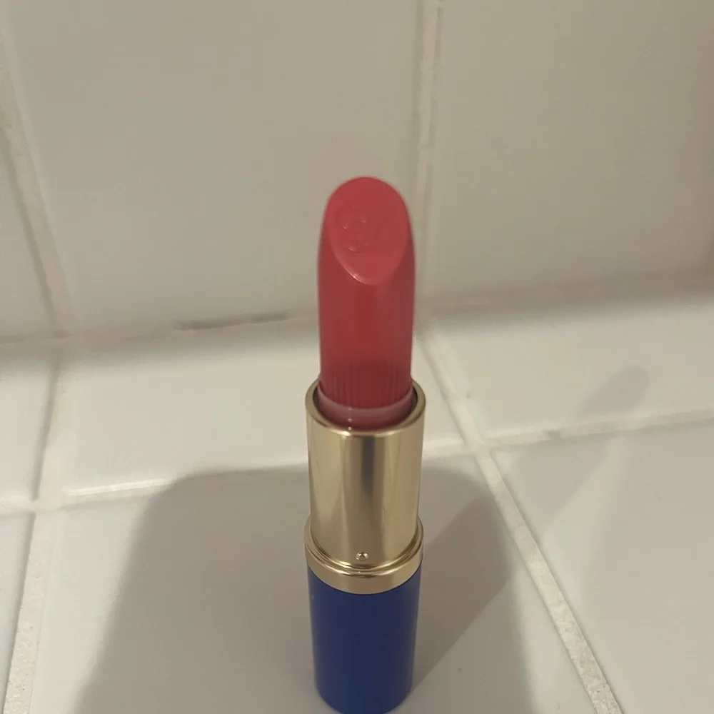 Estee Lauder lipstick creme‎ rouge levres 220 powerful